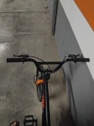 Bicicleta BMX Negra y Naranja