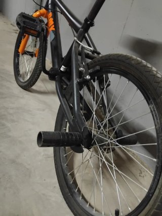 Bicicleta BMX Negra y Naranja