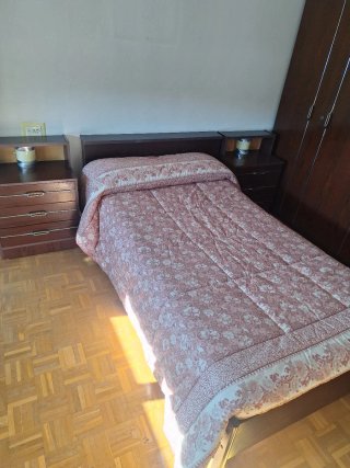 Sofa, armario, camas, lámpara, mesas,