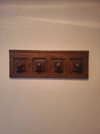 Sofa, armario, camas, lámpara, mesas,