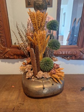 Sofa, armario, camas, lámpara, mesas,