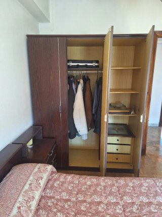 Sofa, armario, camas, lámpara, mesas,