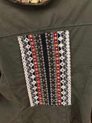 Chaqueta verde militar con parches