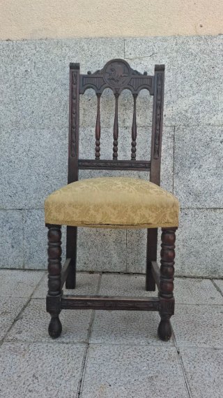 Sillas antiguas de madera y tela
