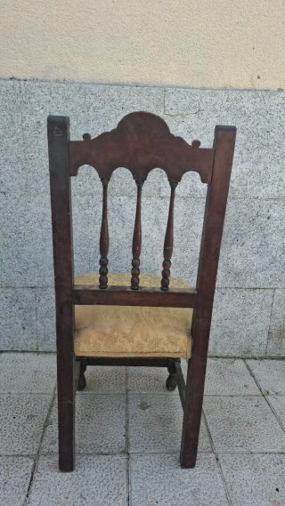 Sillas antiguas de madera y tela