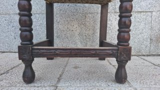Sillas antiguas de madera y tela