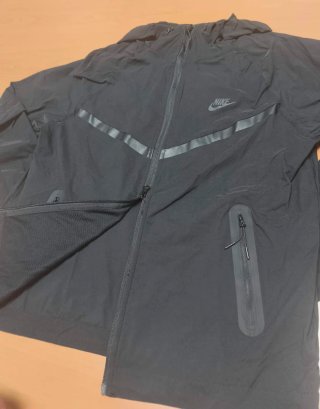 Chaqueta Nike tech Woven Negra corta vientos