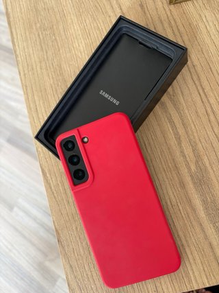 Samsung Galaxy S22 Negro + Funda roja. Todo nuevo.