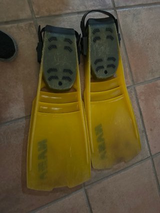 Dos pares de Aletas de buceo