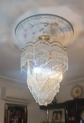 Lámpara de cristal y metal dorada