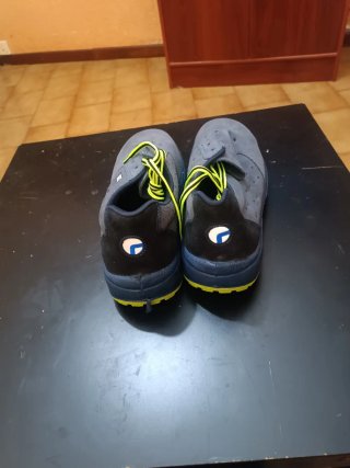 Zapatos de seguridad grises con cordones amarillos