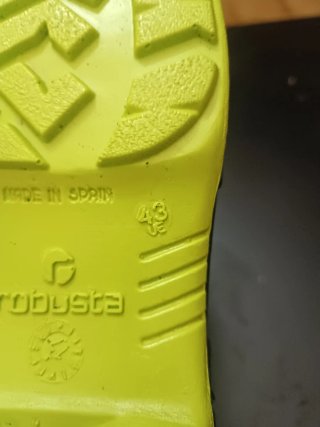 Zapatos de seguridad grises con cordones amarillos