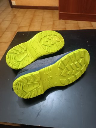 Zapatos de seguridad grises con cordones amarillos