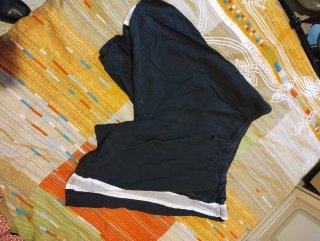 Pantaloncini da mare colorati e costume