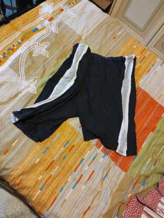 Pantaloncini da mare colorati e costume