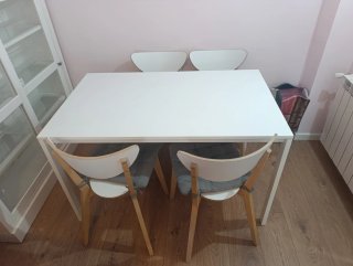 Mesa y 4 Sillas Comedor