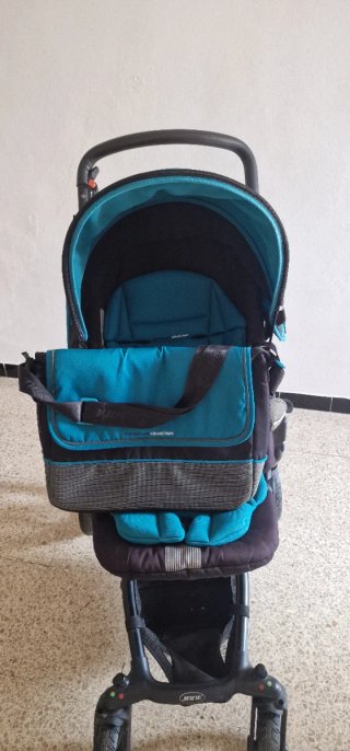 Carrito de bebé color turquesa