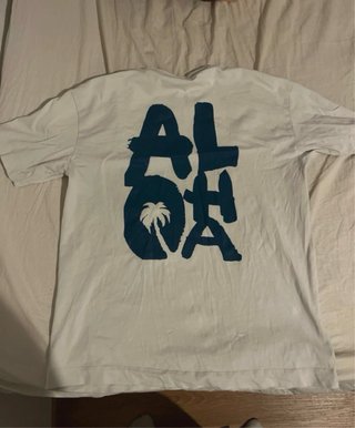 Camiseta blanca con estampado Aloha