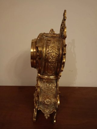 Reloj de sobremesa dorado antiguo