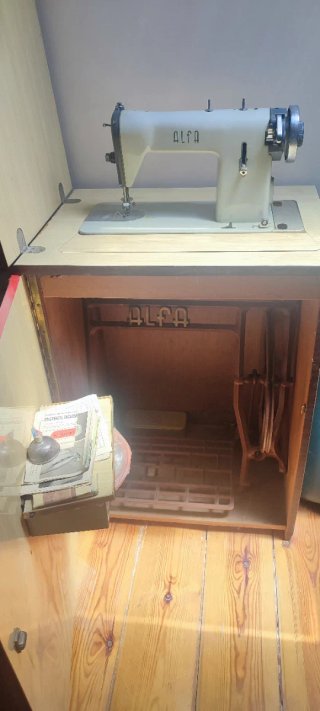 Máquina de coser Alfa antigua