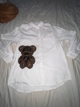 Camisa branca com urso de lantejoulas