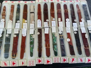 Vendo pack de reloj antiguo y correas  auténticas