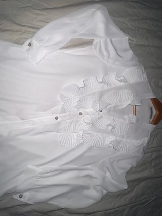 Camisa branca com folhos