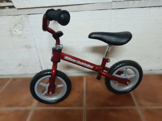 Bicicleta sin pedales roja