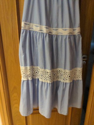 Vestido de verano a rayas con encaje