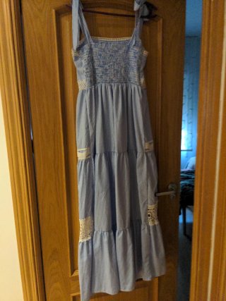 Vestido de verano a rayas con encaje