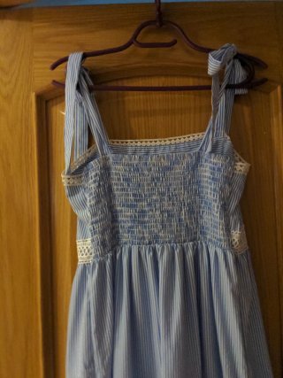 Vestido de verano a rayas con encaje
