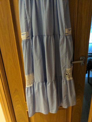 Vestido de verano a rayas con encaje