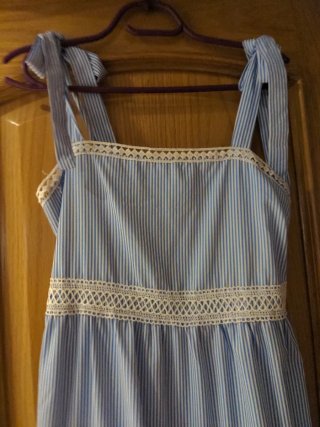 Vestido de verano a rayas con encaje