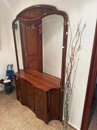 Mueble recibidor de madera con espejo