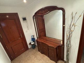 Mueble recibidor de madera con espejo