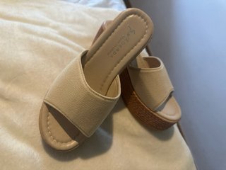 Sandalias cuña AORDA beige y marrón