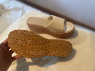 Sandalias cuña AORDA beige y marrón