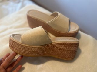 Sandalias cuña AORDA beige y marrón