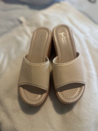 Sandalias cuña AORDA beige y marrón