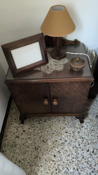 Comodini in legno e vetro