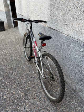 Bici BH Supra 200 con sillín de gel y luz trasera