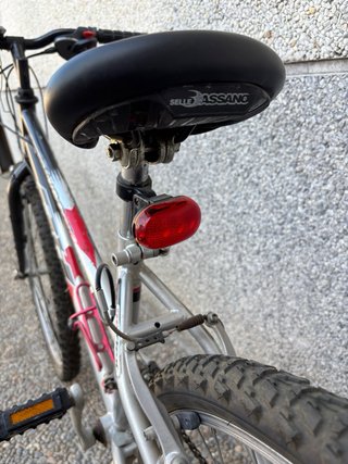 Bici BH Supra 200 con sillín de gel y luz trasera