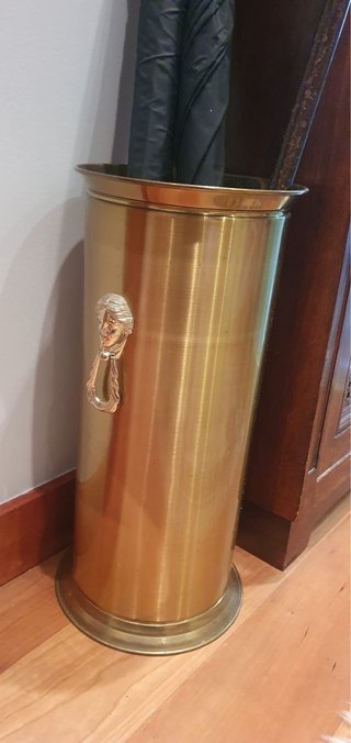 Paragüero de metal dorado con figura