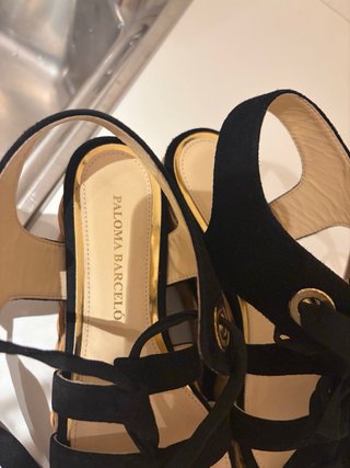 Sandalias de cuña negras y marrones