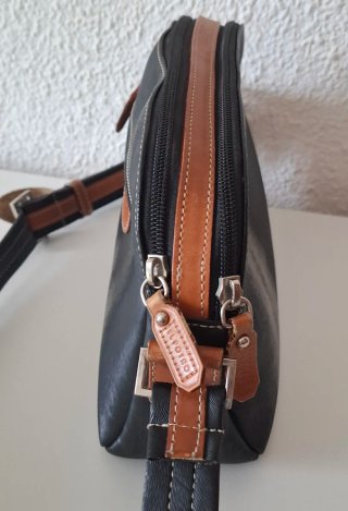 Bolso El Potro negro y marrón cuero.