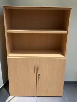 Muebles de oficina azules y madera