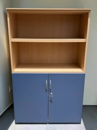 Muebles de oficina azules y madera