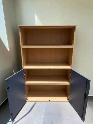 Muebles de oficina azules y madera