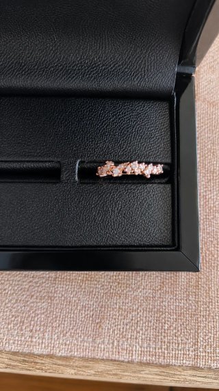 Anillo Apodemia en tono oro rosado y piedra rosa