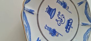 Prato pintado à mão com brasão e guardas